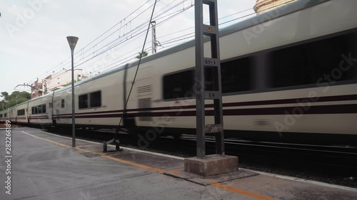 Ein Zug nach Barcelona fährt durch