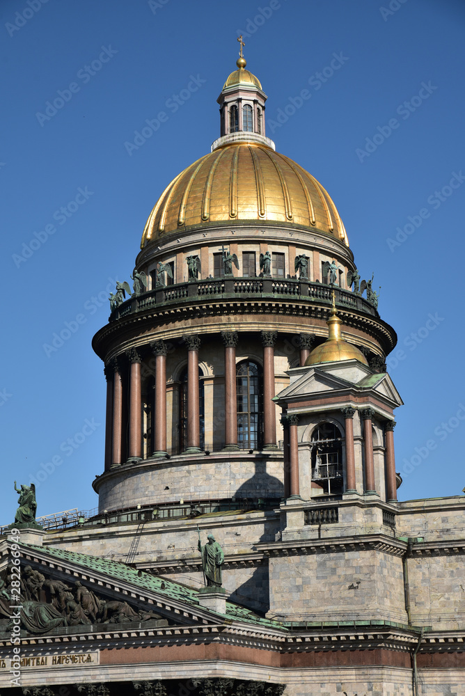 Dôme doré de Saint-Isaac à Saint-Pétersourg, Russie