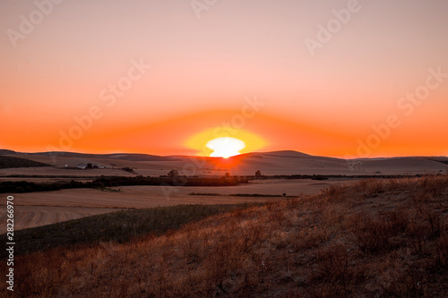 paisaje atardecer en campos europeos naturaleza rural