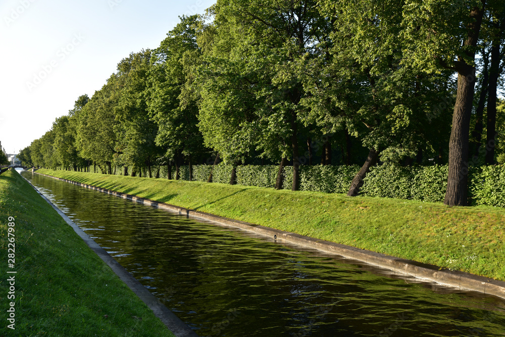 Canal boisé à Saint-Pétersourg, Russie Canal boisé à Saint-Pétersourg, Russie