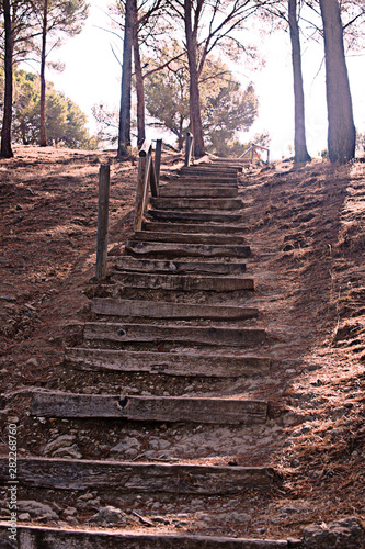 caminos de senderistas en la monta  a