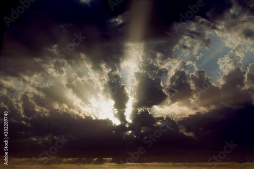 Sole che filtra tra le nuvole dopo il temporale