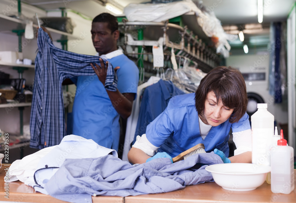 Obraz premium Female laundry worker during daily work