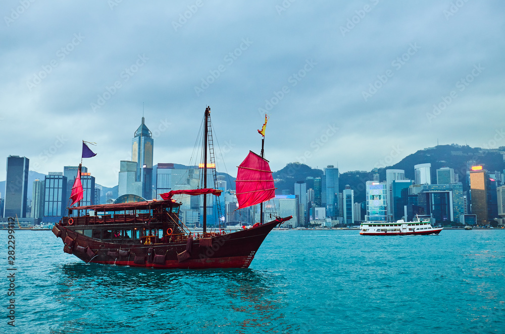 Obraz premium Stary statek w porcie Wiktorii. Hongkong