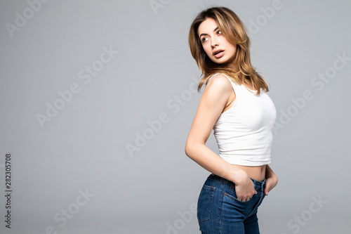 фотографія Photo of happy woman smiling and standing isolated over gray background