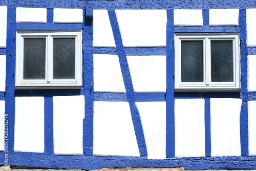 Neu renovierte Fassade eines historischen Fachwerkhauses photo