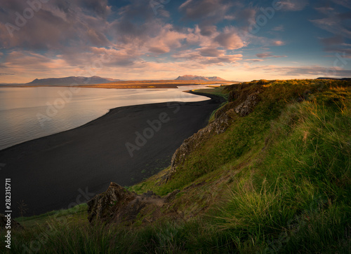 Obraz na płótnie Beautiful sunset near Hvitserkur rock w salonie