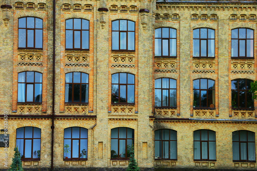 Кирпичная стена с окнами