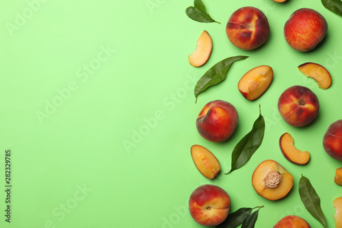 Fototapeta Naklejka Na Ścianę i Meble -  Flat lay composition with sweet juicy peaches on green background, space for text