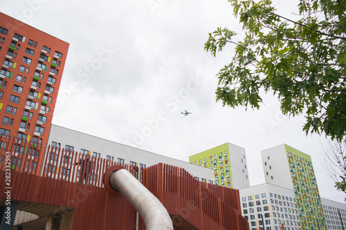 Photography modern residential buildings in kommunarka, new moscow and airplane in the sky 1