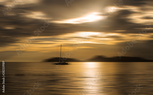 Barco navegando en atardecer © Ricardo