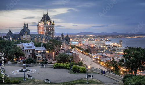 Fototapeta Naklejka Na Ścianę i Meble -  The Chateau Frontenac in Quebec city and Terrace Dufferin in sunset. 