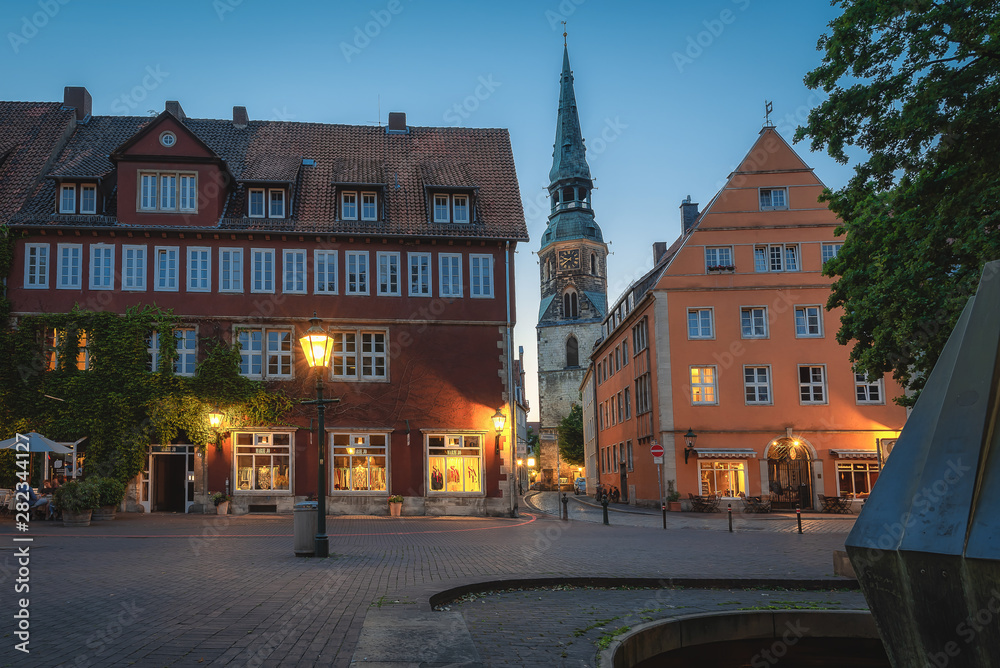 Ballhofplatz mit Kreuzkirche an einem Sommerabend in Hannover