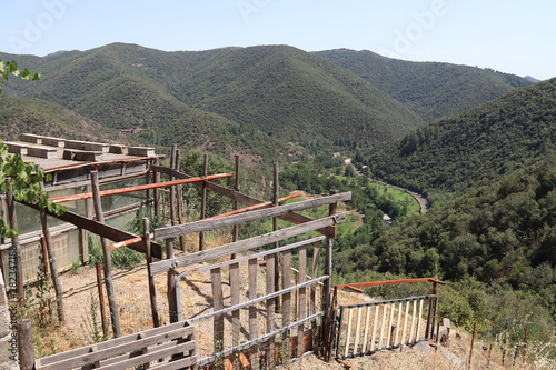 Potager et paysage de montagne dans les Cévennes 