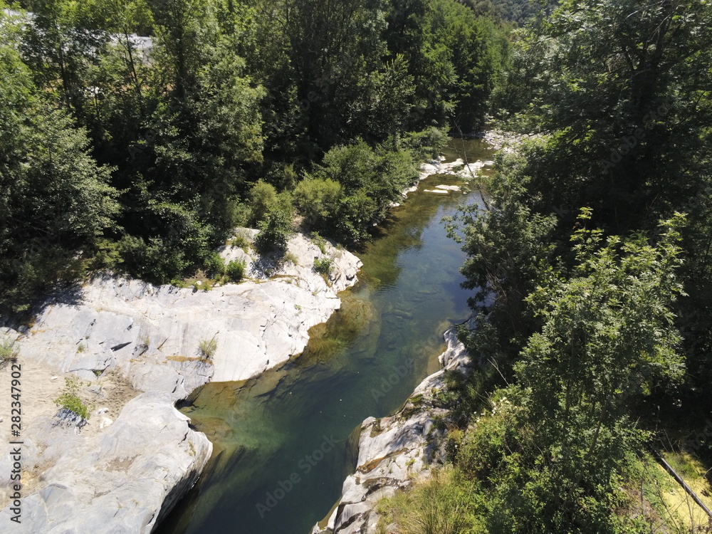 Rivière dans les Cévennes, vue aérienne