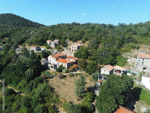 Hameau de La Rouvierette dans les Cévennes, vue aérienne