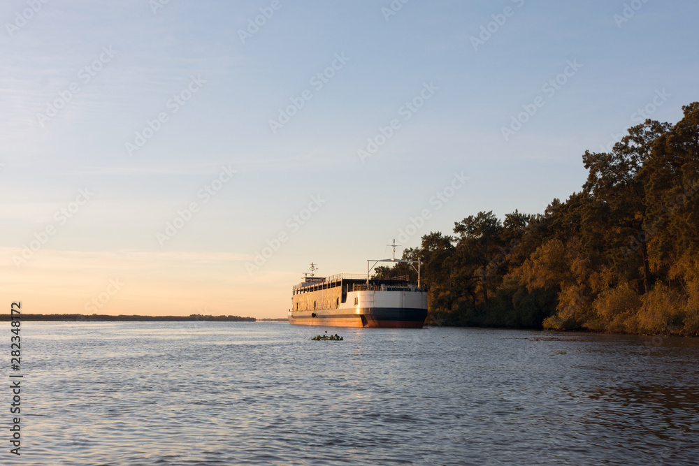 Obraz premium Sand extractor Ship sailing on the Parana River at Sunset,