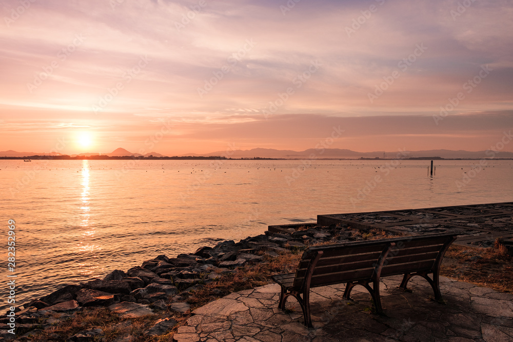 Obraz premium 朝焼け・夕焼けとベンチ