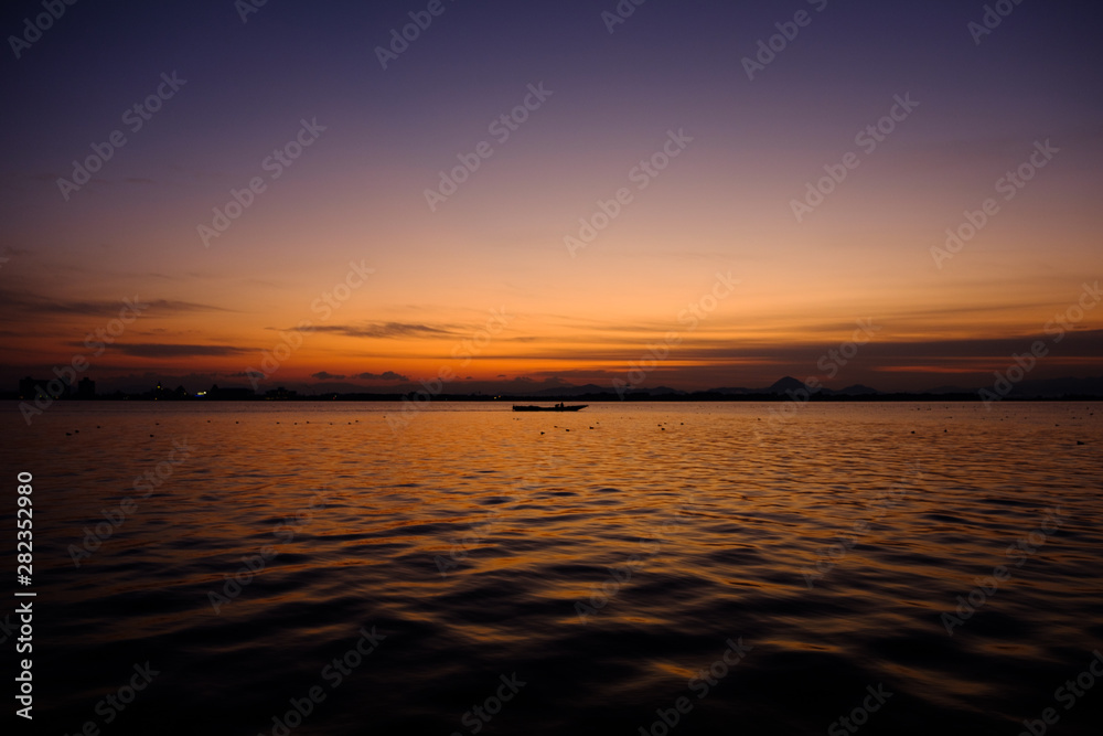 朝焼けと小舟　boat sunrise