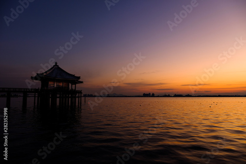 海に浮く寺院　temple on sea © RyoAnna