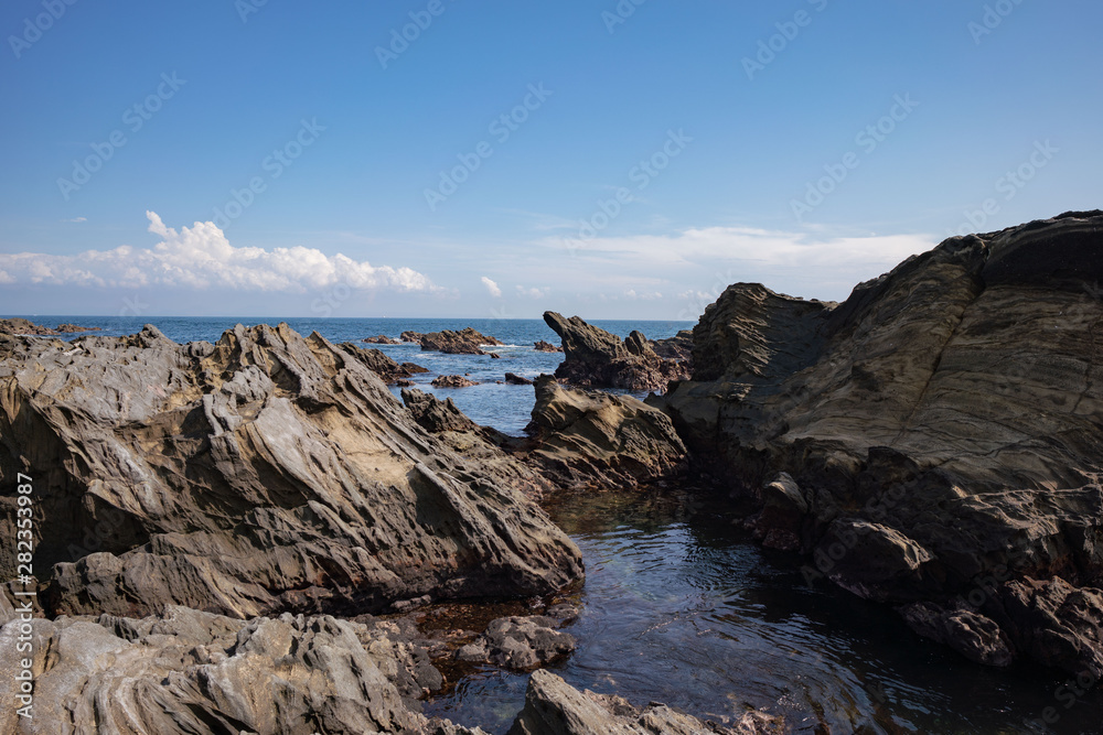 Fototapeta premium 海岸の岩場の風景