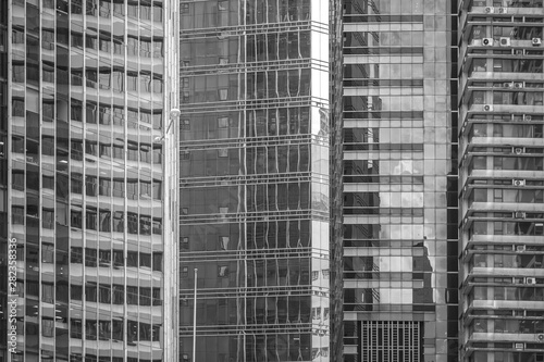 Budynek handlowy w Hongkongu z bliska; Styl czarno-biały