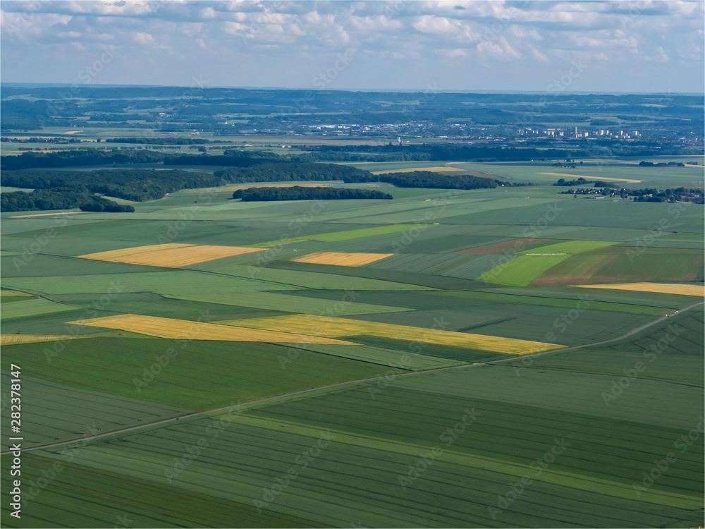 vue aérienne de champs colorés à Uchy dans l'Oise en France
