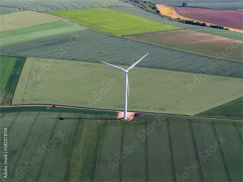 vue aérienne d'éoliennes à Lihus dans l'Oise en France