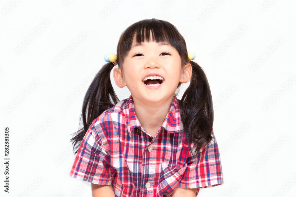 上を見つめ笑う幼い女の子。幸せ、喜び、愛情、楽しみ、子育て、育児イメージ 上を見つめ笑う幼い女の子。幸せ、喜び、愛情、楽しみ、子育て、育児イメージ