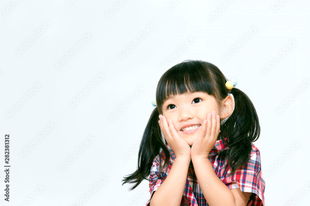 笑顔で斜め上を見上げる幼い女の子 希望 夢 幸せ 育児 子育てイメージ Foto De Stock Adobe Stock