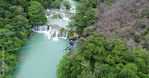 Tirolesa en la Cascada de Micos en la Huasteca, San Luis Potosi, Mexico