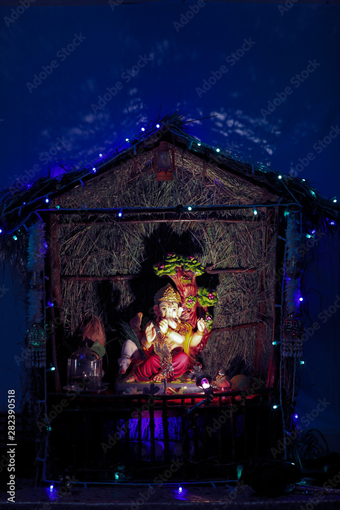 Obraz premium Lord Ganesha, Ganesha Festival, Lord Ganesha Statue on dark background 