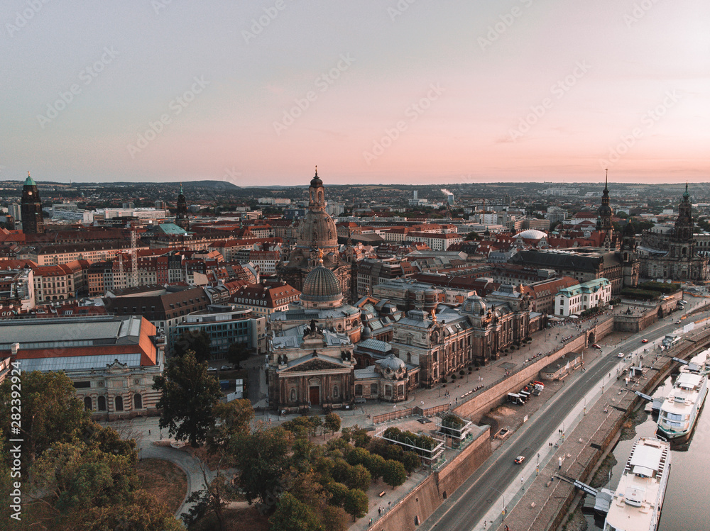 Dresden Sonnenutnergang, Altstadt, Drohne mit Elbe