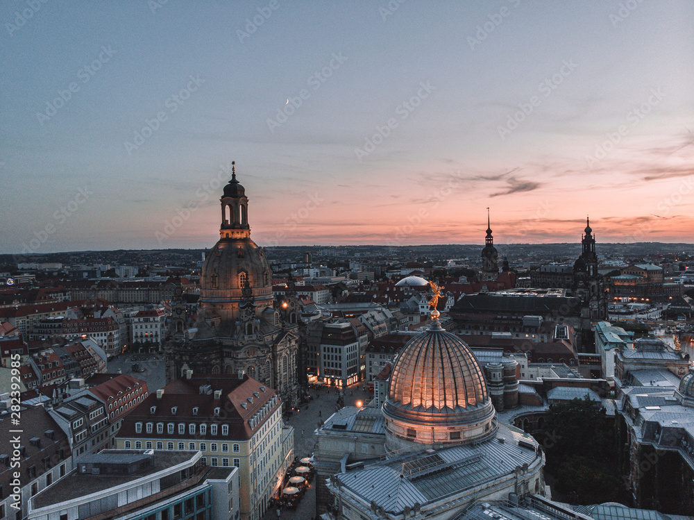 Blaue Stunde, Dresden bei Nacht mit Frauenkriche sehr nah mit Drohne