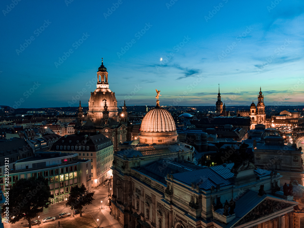 Fototapeta premium Blaue Stunde, Dresden bei Nacht mit Frauenkriche näher