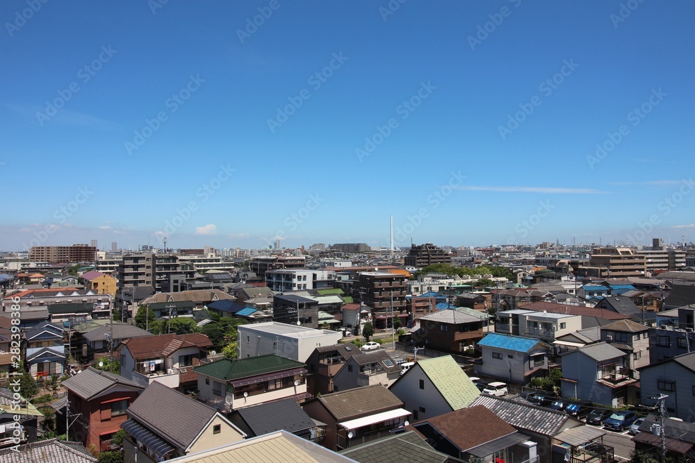 東京の街並みと青空