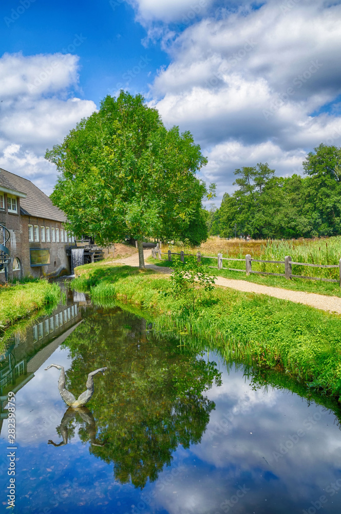 Fototapeta premium Teich an einer historischen Mühle in einem Park in Arnheim