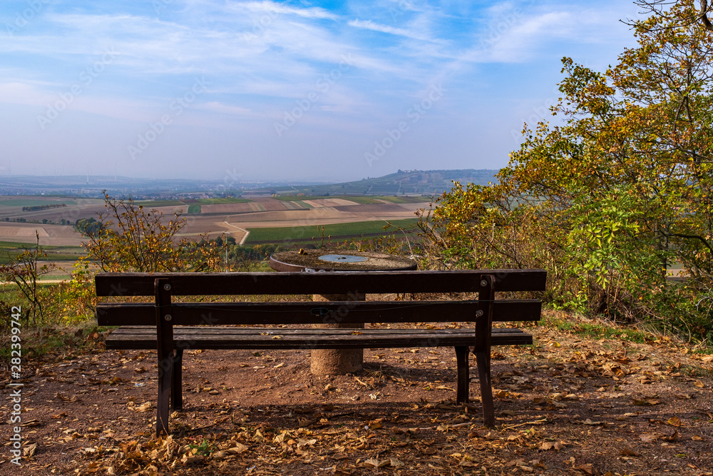 Sitzbank mit Ausblick in die Landschaft von Rheinhessen im Herbst