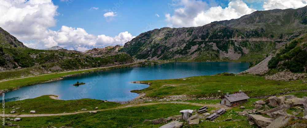 Lago di Cornisello nelle Dolomiti di Brenta