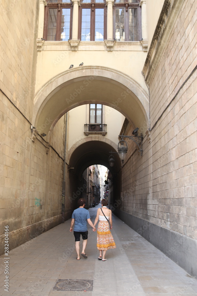Couple de touriste dans une ruelle de Barcelone, Espagne