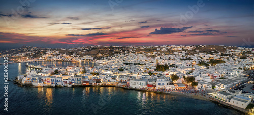 Aerial Panorama der beleuchteten Stadt von Mykonos mit den Bars und Restaurants auf den Kykladen in Griechenland © moofushi
