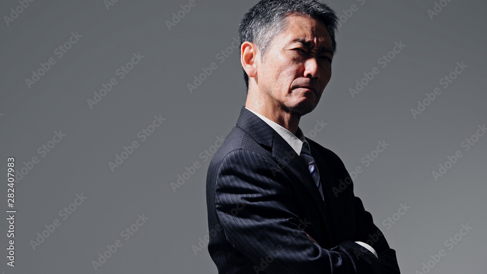 考える中高年男性 考える中高年男性