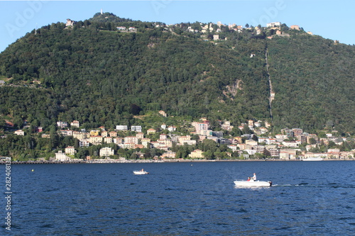 Vacanza estiva in barca al lago - relax