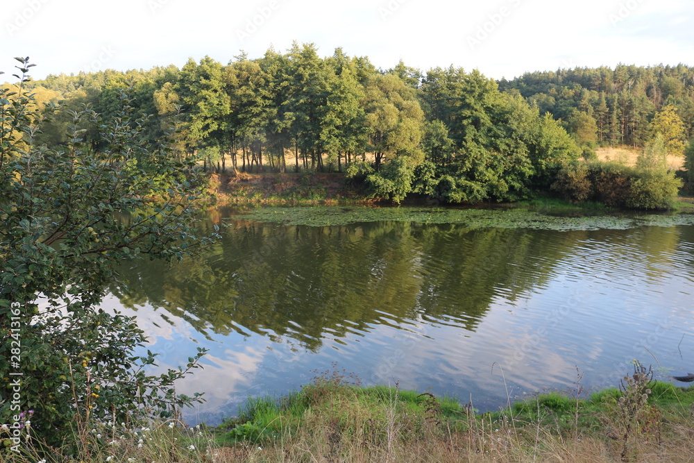 The banks of a flat river invite to travel