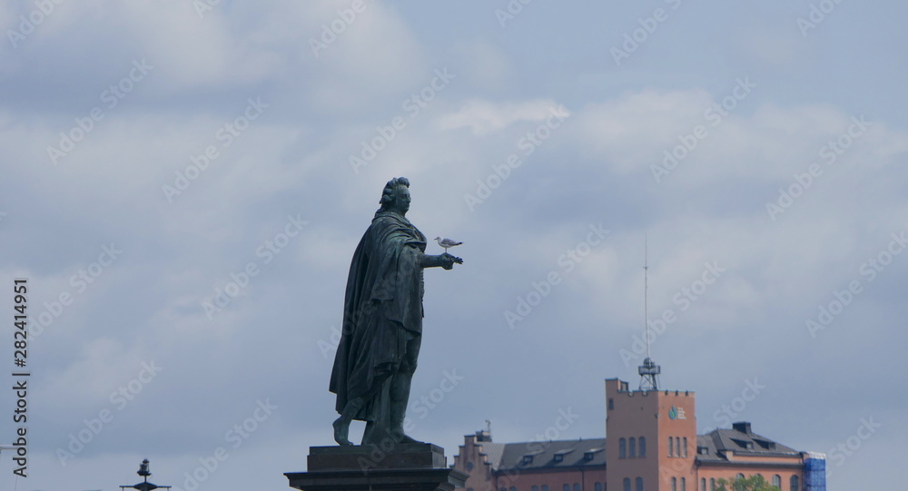 Fototapeta premium Statue mit Möwe