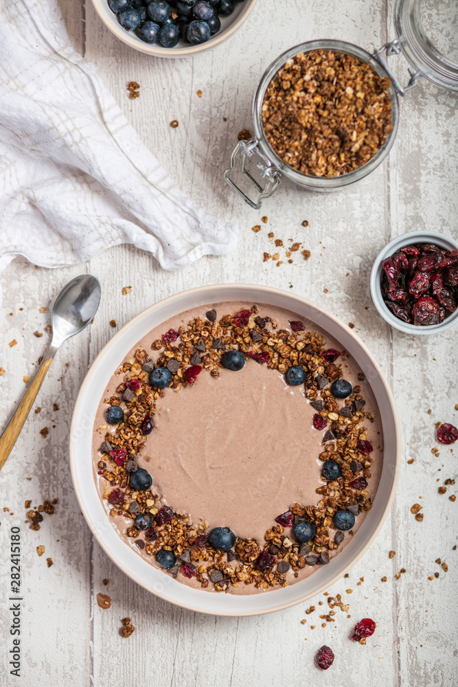Bol de smoothie chocolat myrtilles et granola Bol de smoothie chocolat myrtilles et granola