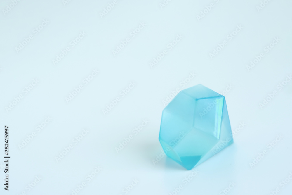 宝石・結婚イメージ素材:ブルーダイヤモンドがモチーフの透明プラスチック製アイスキューブ 宝石・結婚イメージ素材:ブルーダイヤモンドがモチーフの透明プラスチック製アイスキューブ
