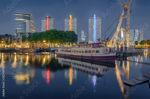 Rotterdam Hafen zwischen HOchh  usern Nacht