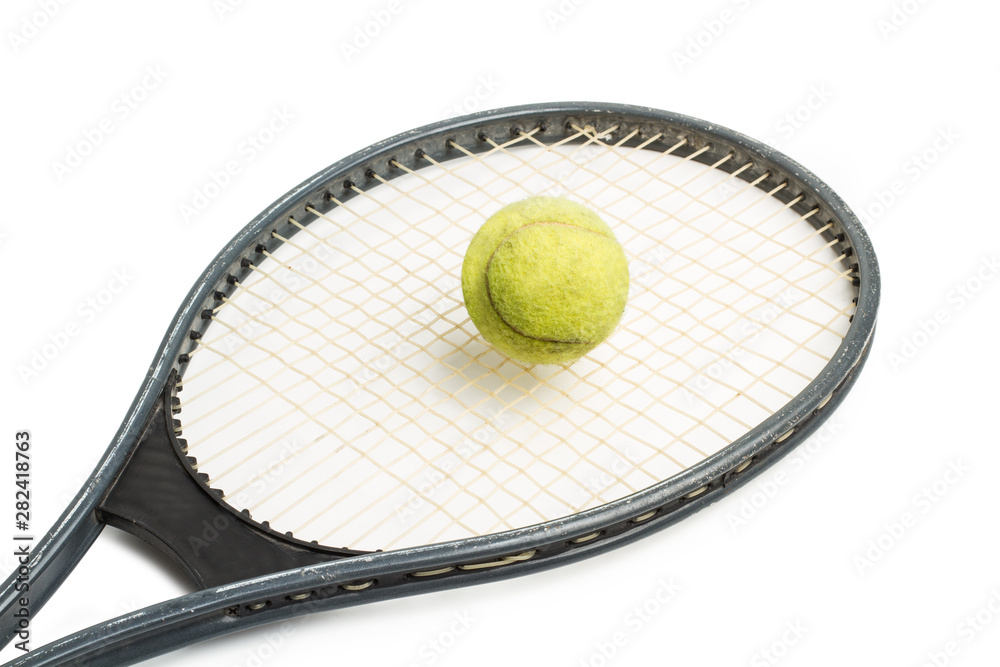 Raqueta de tenis con pelota sobre fondo blanco aislado vista desde arriba