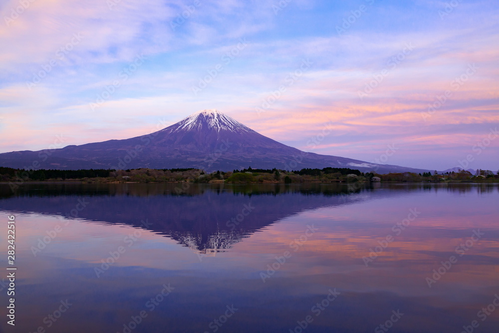 富士山と夕焼け空、静岡県富士宮市田貫湖にて
